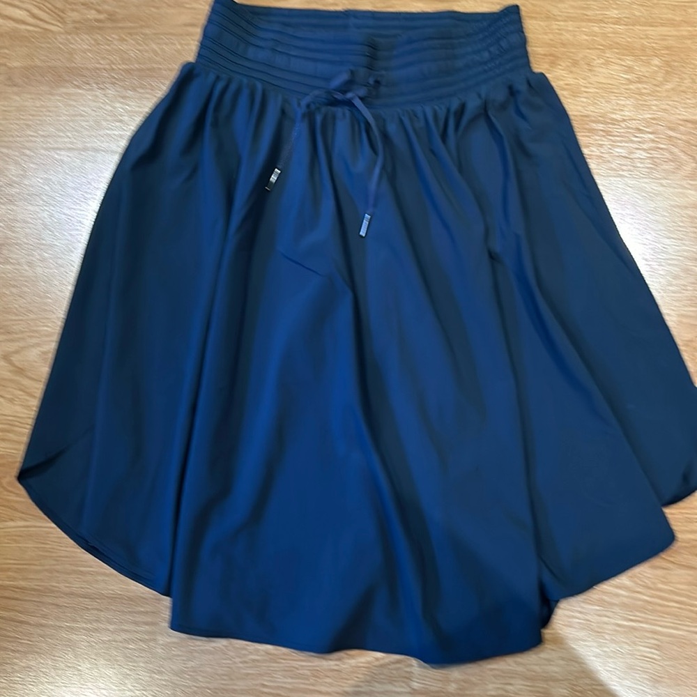 Navy blue elastic waist high/low lulu lemon skirt excellent condition